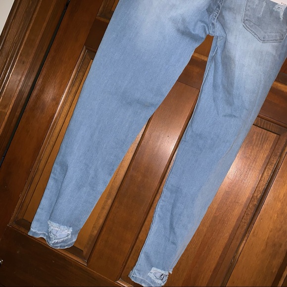 NWT Light washed skinny jeans w/ distress - Picture 7 of 10